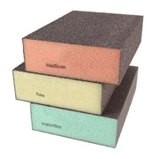 Trois éponges abrasives Deco Cuir pour le nettoyage et le ponçage, adaptées aux outils de bricolage.