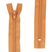 Fermeture à glissière en nylon 6mm couleur fauve, produit de mercerie.