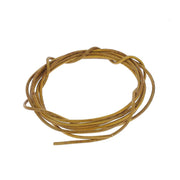 Lacet en cuir teinté rond de 1 mm de couleur ambre, fabriqué par Deco Cuir, visible en gros plan sur fond clair.