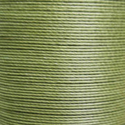 Fil de lin ciré MeiSi vert olive, 8m, 0,45 mm, mercerie fine M40, version zoomée, idéal pour couture et broderie.