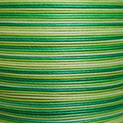Fil de lin ciré MeiSi, cartonnette de 8m, dégradé vert, mercerie fine M40, 0,45 mm, zoom sur la texture colorée.