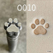 Matoir sur manche Oka avec empreinte d'animal, outil en bois pour création artistique ou décoration.