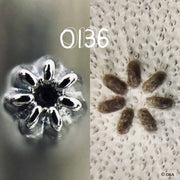 Matoir sur manche Oka avec motif fleur petite, outil de jardinage en bois et métal pour ameublir la terre.