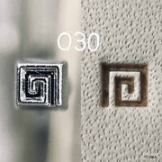 Matoir sur manche Oka, outil de labyrinthe O30, en bois robuste, utilisé pour travaux précis en jardin ou bricolage.