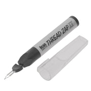 Coupe-fils électrique à pile Thread Zap II dans une mercerie, outil compact pour couper rapidement les fils.
