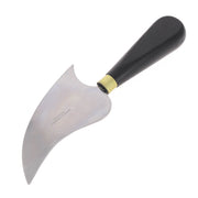Couteau à pied quart de lune pour outils, en métal, avec poignée ergonomique, utilisé pour la coupe précise dans les travaux manuels.