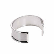 Bracelet manchette en inox de 20 mm de la marque Ivan, accessoire de mode élégant et moderne, visible en gros plan.