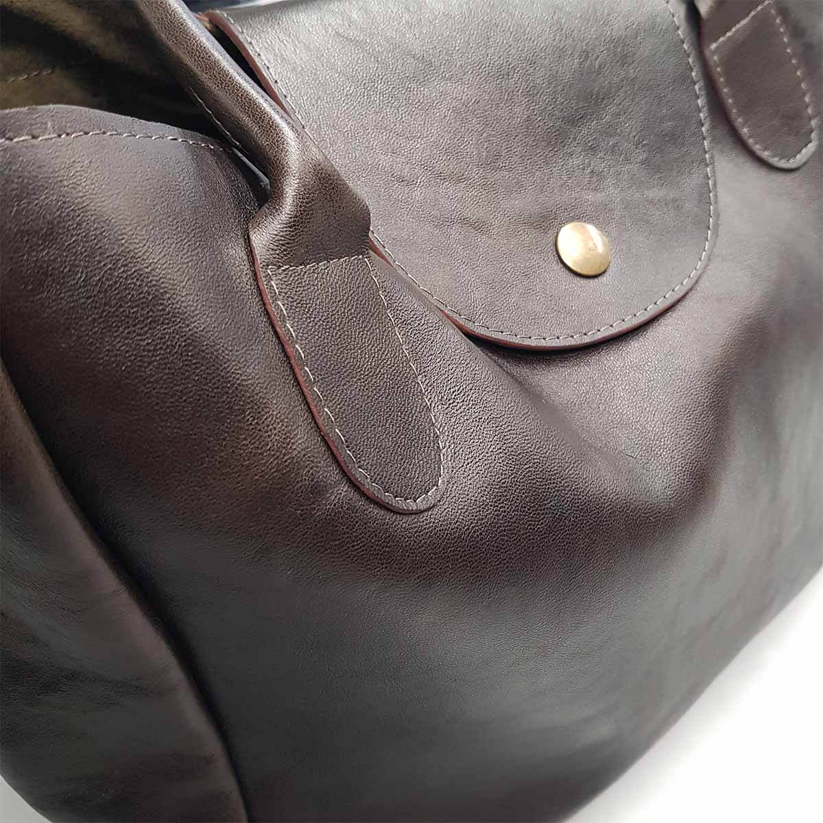 Peau entière de cuir de basane vintage chocolat, 2ème choix, d'origine France, pour confection ou restauration.