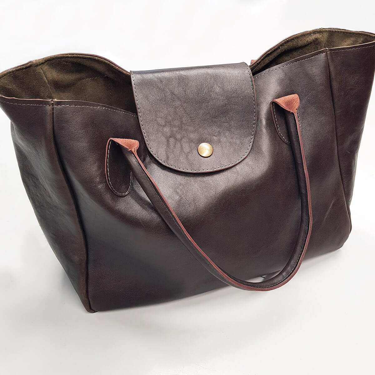 Peau entière de cuir de basane chocolat vintage, de haute qualité, pour confection ou réparation, en France.