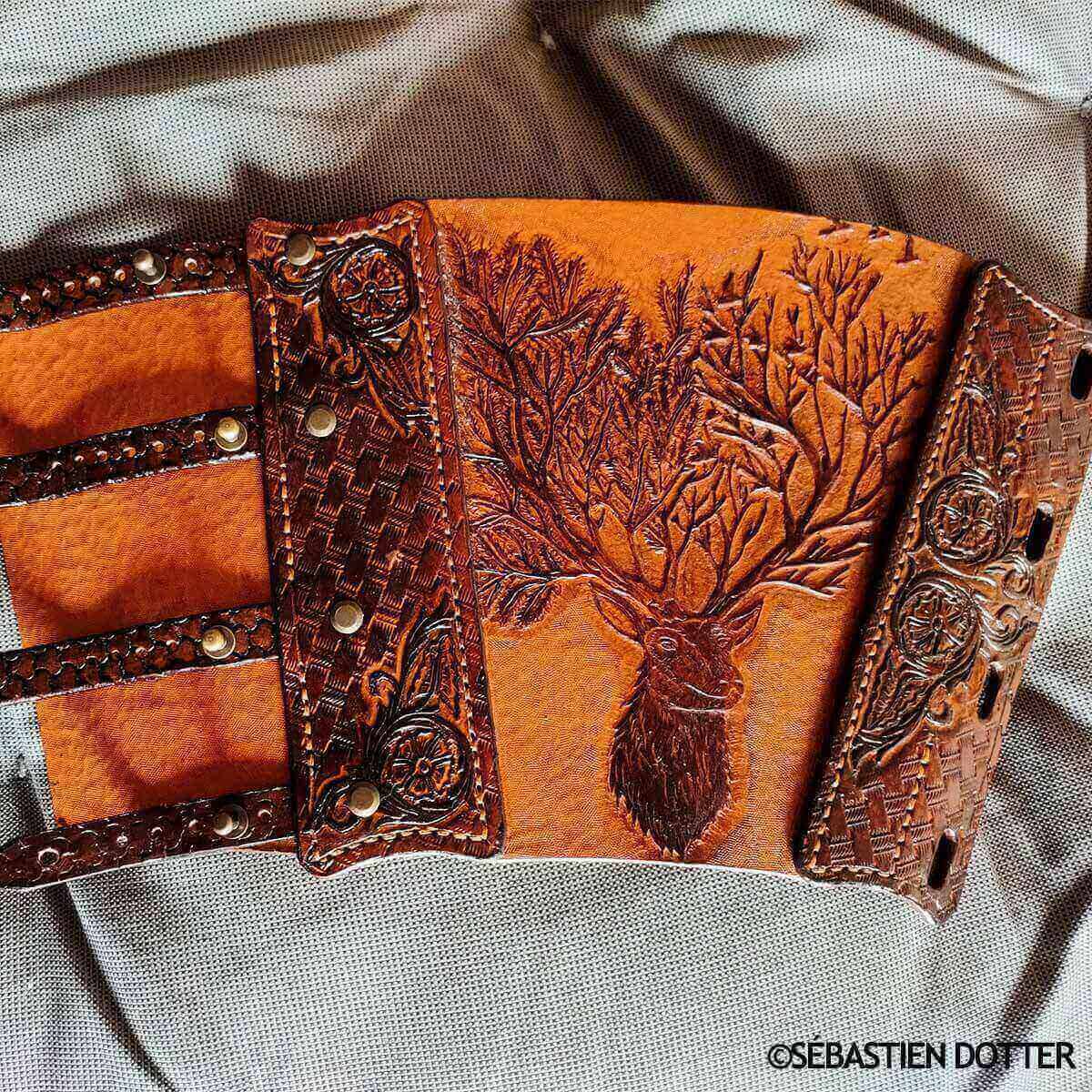 bracelet-repoussage-cuir.jpg