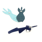 Découpes de cuir pour kit porte-clés crocodile en cuir bleu de la marque Deco Cuir, vue en gros plan.