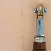 Roulette d'embossage Autres 8091-05 montée sur manche, outil pour créer des motifs en relief sur divers matériaux.
