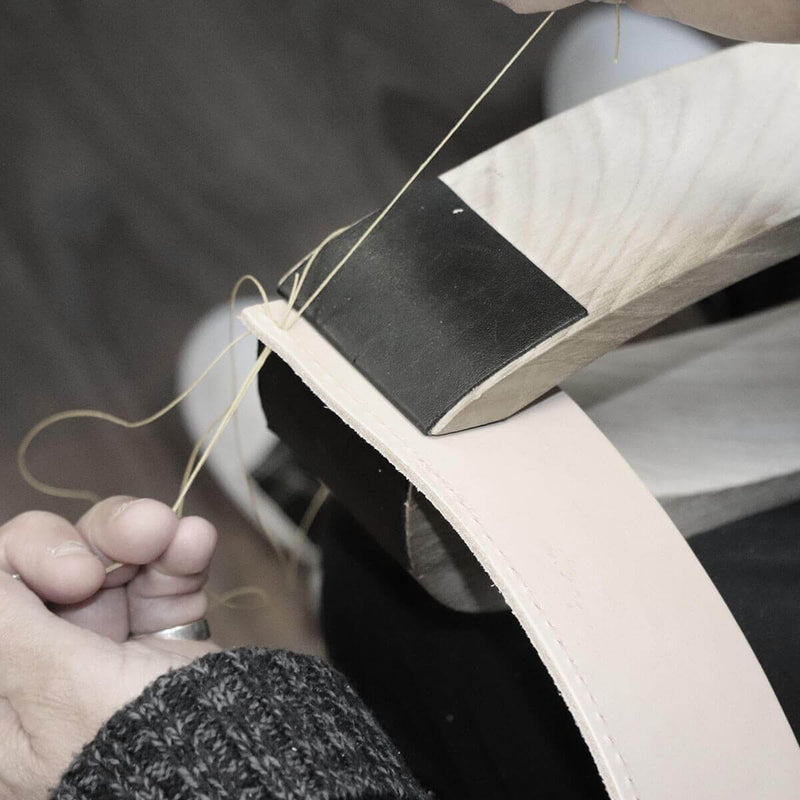 Saddle stitch leather sewing training - Initiation and improvement